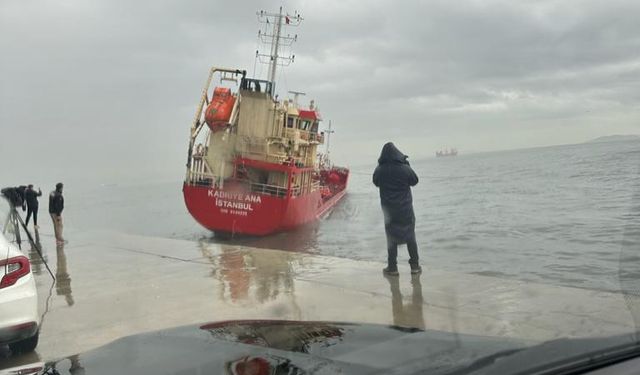 Zeytinburnu açıklarında karaya oturan gemi yüzdürüldü