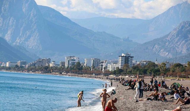 Termometrelerin 19 dereceyi gösterdiği Antalya’da Aralık ayında deniz keyfi