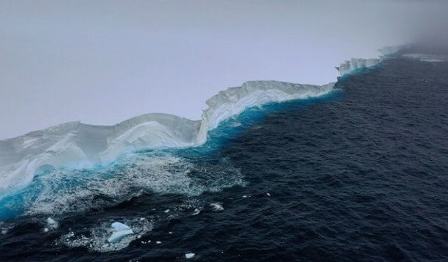 İngiliz Araştırma Gemisi Dünyanın En Büyük Buzdağını Ziyaret Etti