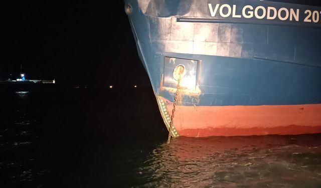 Ahırkapı'ya demirleyen kargo gemisi konteyner gemisine çarptı