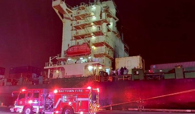 Houston'da Demirli Gemide Çıkan Yangında İki Mürettebat Öldü