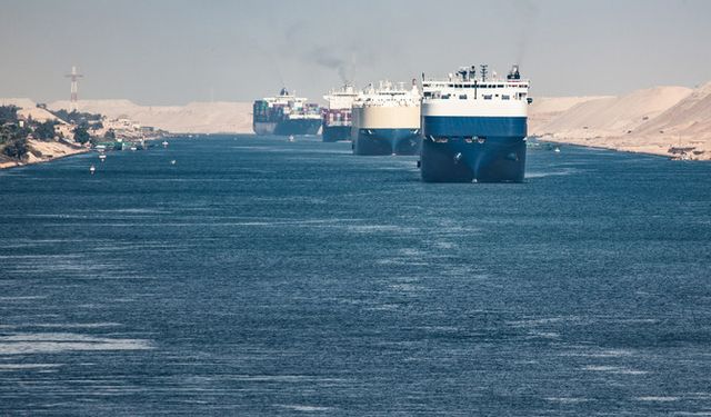 Husi Saldırıları Nedeniyle Süveyş Kanalı'ndaki Gemi Trafiği %20 Düştü