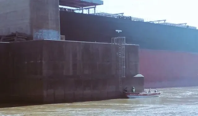 Dev Gemi Buenos Aires Yakınlarındaki Köprüye Çarptı (video)
