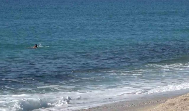 Alanya’da güzel havayı fırsat bilen turistler deniz kenarına koştu
