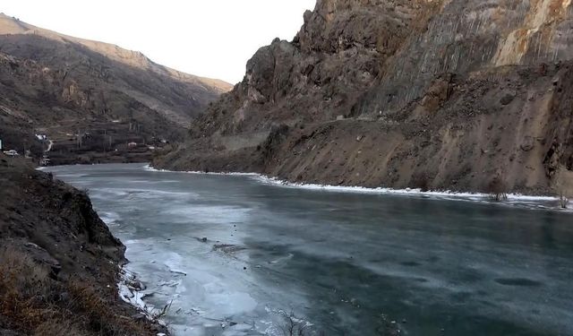 Türkiye’nin en hızlı akan nehri  buz tuttu
