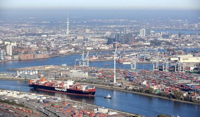 Hamburg Limanında gemi battı