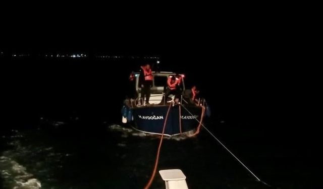 Çanakkale Boğazı’nda içinde 5 kişinin bulunduğu tekne kurtarıldı