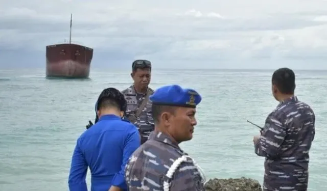 Endonezya açıklarında alev alan yük gemisi karaya oturdu