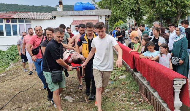 Denizde akıntıya kapılan vatandaşı boğulmaktan restoran çalışanı kurtardı