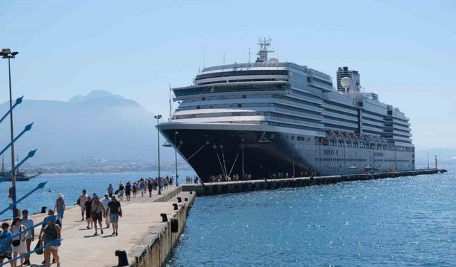 Alanya’ya turistler denizden geldi