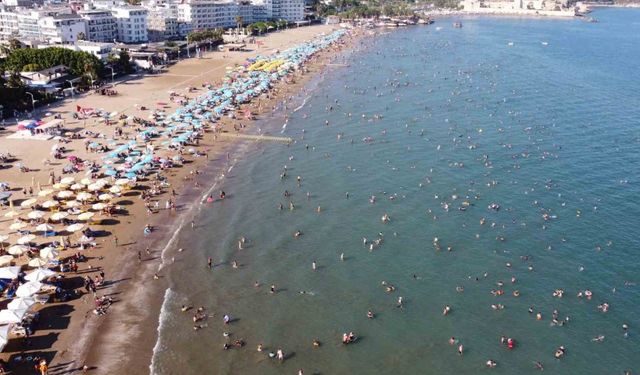 Deniz sıcaklığı 32 derece: Kızkalesinde tatilci yoğunluğu