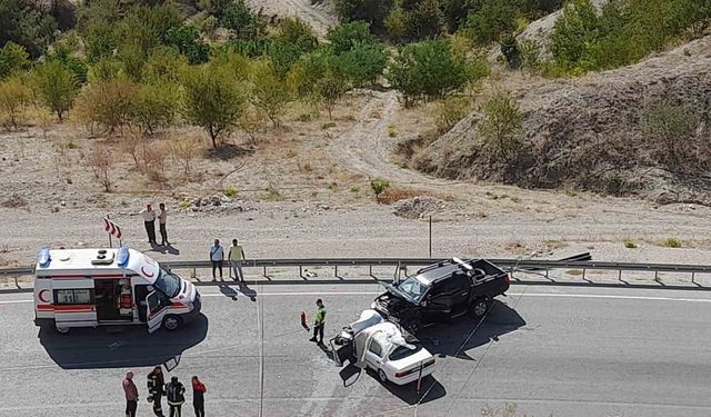 Denizli’de iki otomobil kafa kafaya çarpıştı; 1 ölü,3 yaralı