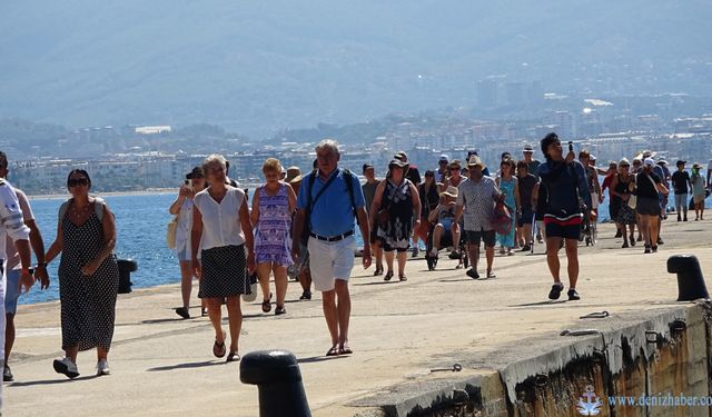 Alanya’ya turistler denizden geldi