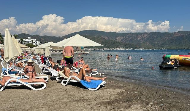 Marmaris’te denizin keyfini turistler çıkarıyor