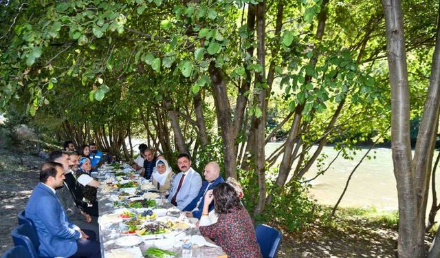 Tunceli’de, 85 yaş üstü vatandaşlar Munzur çayı kıyısında kahvaltı etkinliğinde buluştu