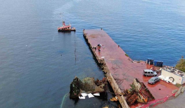 Maltepe’de karaya oturan Ayiş gemisinin parçalanma süreci başladı