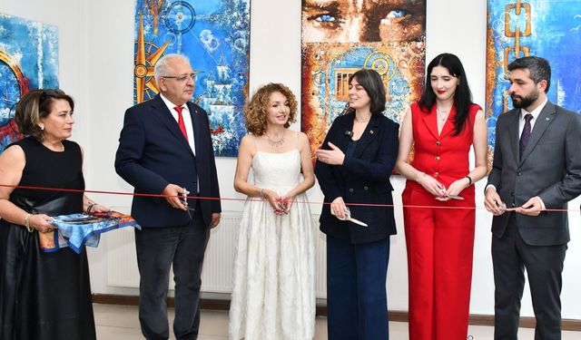 Mavi, Seyirle Buluştu: Ressam Ayşen Can'ın Sergisi The Bosphorus House'da