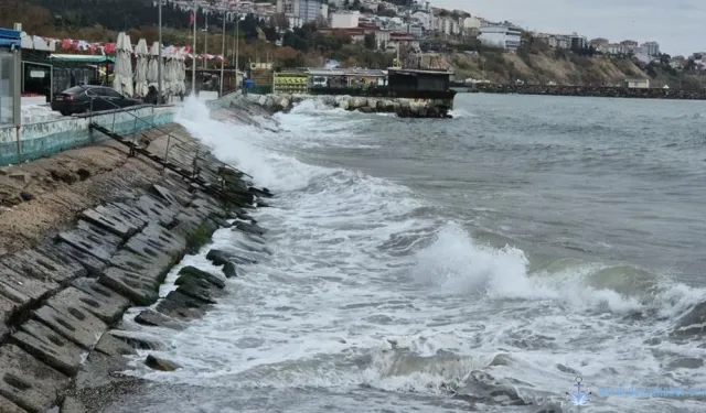 Şiddetli lodos nedeniyle İstanbul’da deniz taştı, tekneler zarar gördü