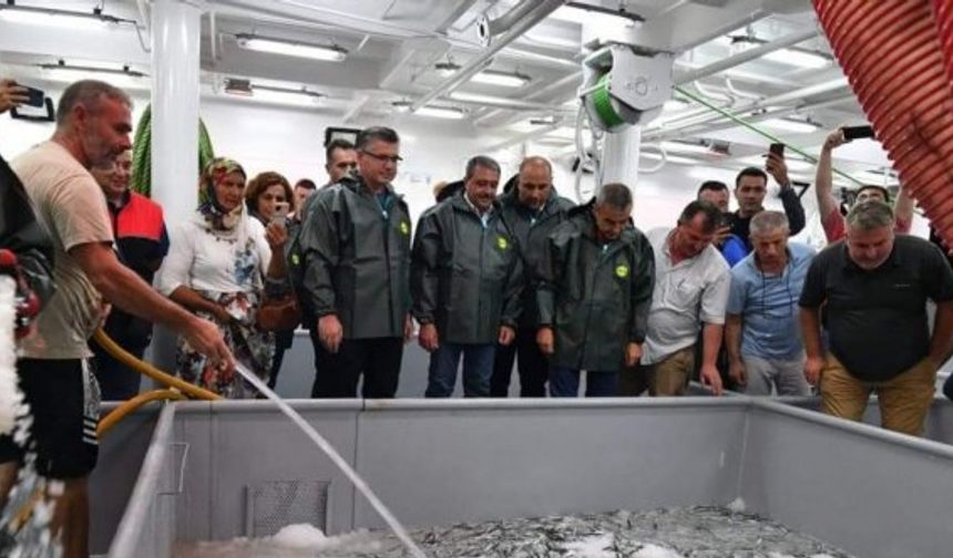 Balıkesir Valisi Hasan Şıldak, balıkçılar ile birlikte balık sezonunu açtı.