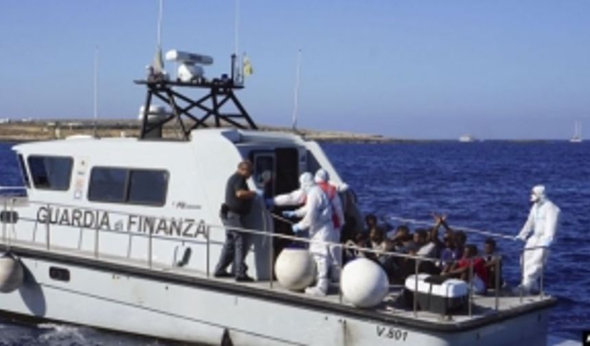 İtalya kıyılarında mülteci krizi