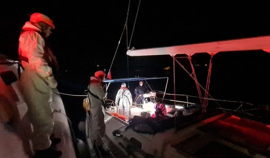 92 düzensiz göçmen ve 3 göçmen kaçakçısı yelkenli teknede