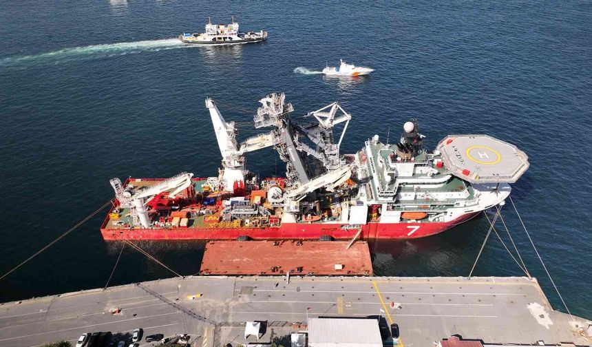 Seven Arctic isimli gemi İstanbul Saraybunu'nda havadan görüntülendi