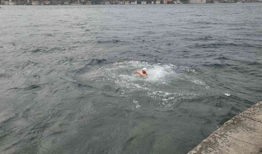 Genç yüzücü Boğaz’daki akıntıya meydan okuyor