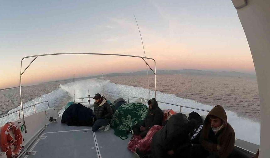 İzmir’de 17 göçmen kurtarıldı