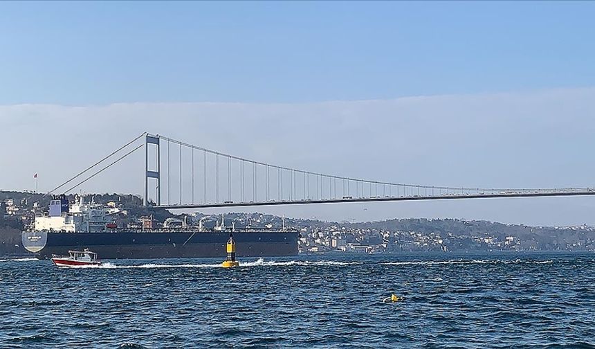 Türk boğazlarında bekleyen ham petrol yüklü tankerlerden 19'unun geçişi tamamlandı