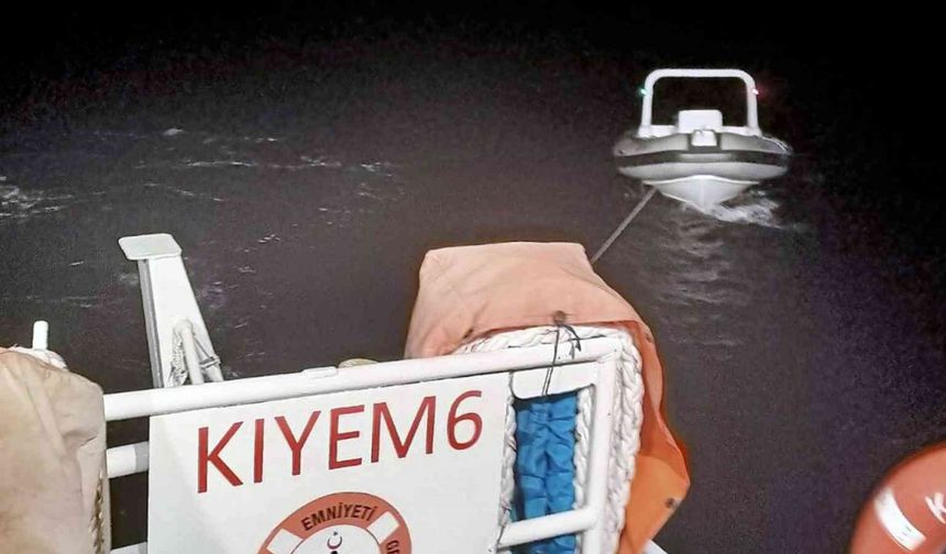 Makine arızası yapan tekneyi KEGM ekipleri kurtardı