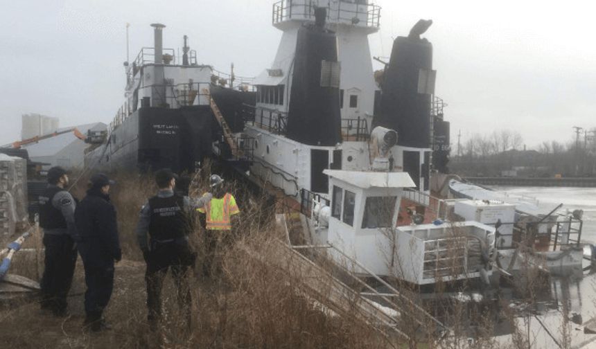 Milwaukee Limanı'nda bir ATB römorkörü kısmen battı