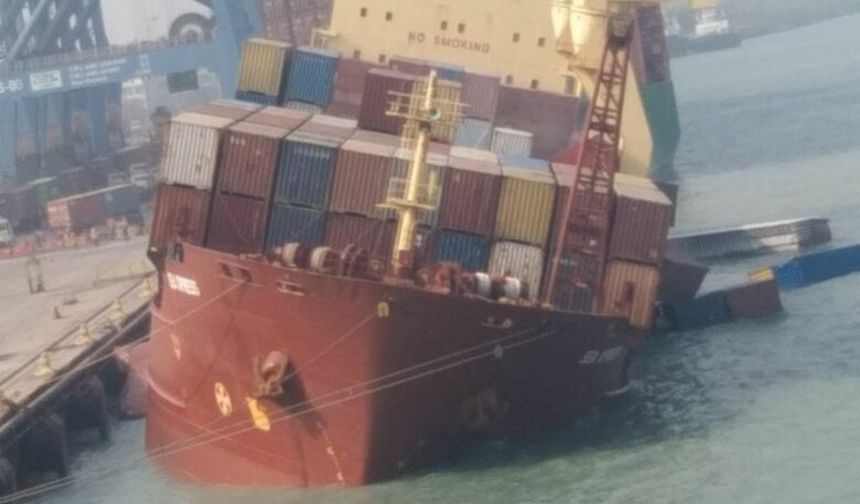 Hindistan limanında gemi alabora oldu (video)