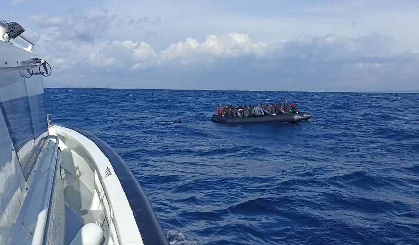 İzmir açıklarında 80 göçmen kurtarıldı