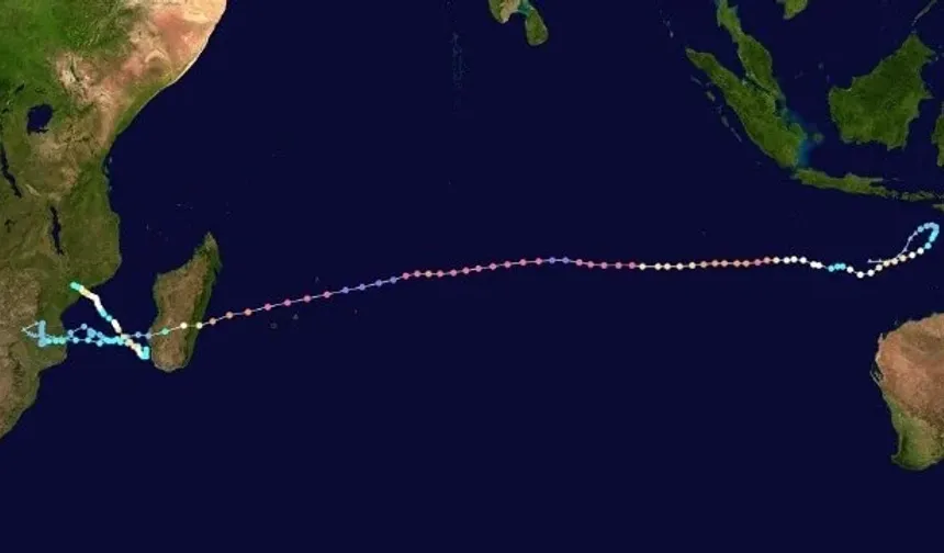 Fredyy kasırgası, 35 gündür Güney Hint Okyanusunda dönüyor