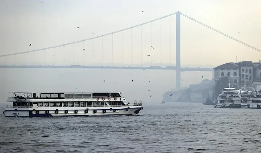 Yelken yarışı var, İstanbul Boğazı’nda gemi trafiği çift yönlü durduruldu