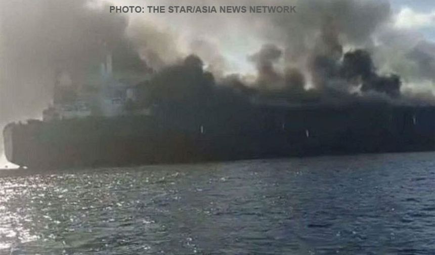 Aframax tanker Singapur açıklarında yandı (Video)