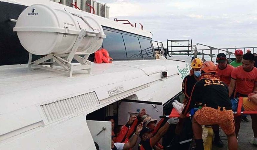 Kargo gemisi  ile çarpışan feribot hasar gördü (VİDEO)