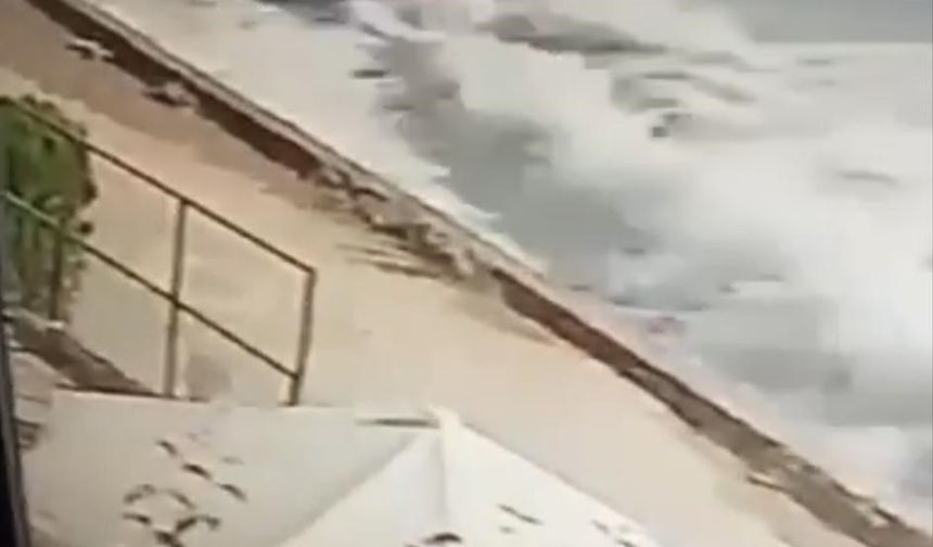Şiddetli rüzgar denizi taşırdı, teknede yakalanan iki kişi alabora oldu