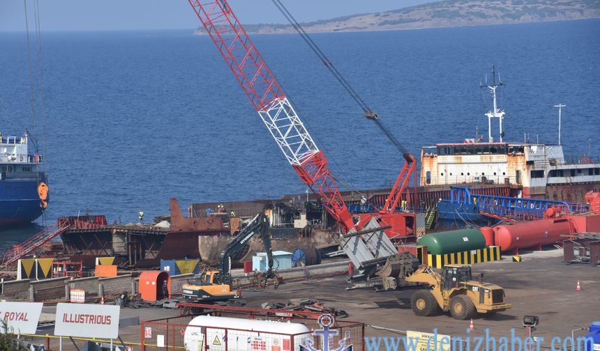 İzmir’deki gemi söküm merkezinde, dev gemiler geri dönüşüme kazandırılıyor