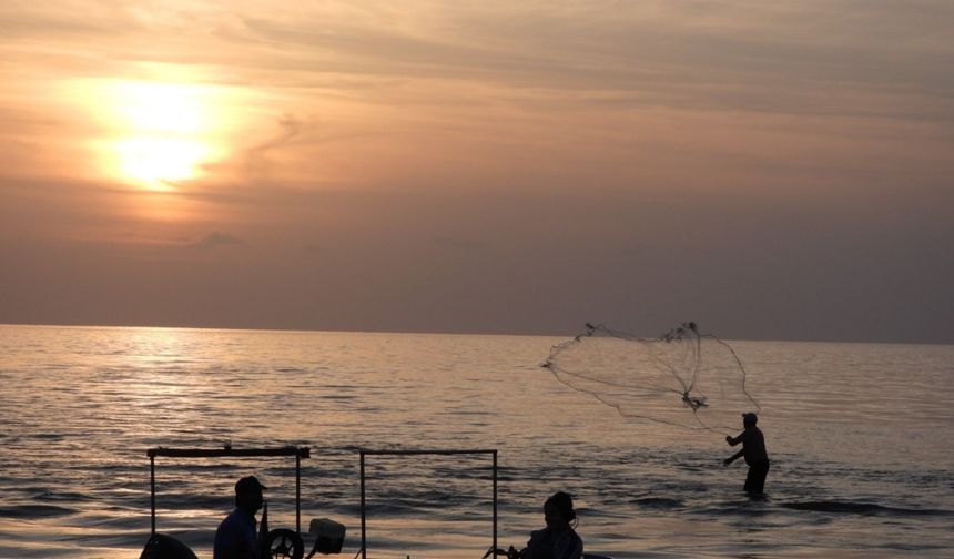 Gün batımında balık avı