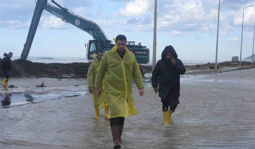 Hatay Samandağ’da da deniz yola taştı