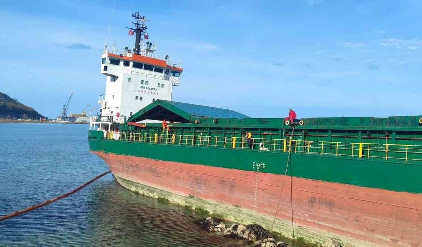 Karaya oturan “Vamos” adlı gemideki 50 ton yakıt tahliye ediliyor