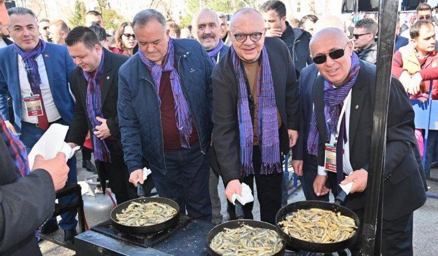 Karadenizliler Manisa'da hamsi festivalinde buluştular