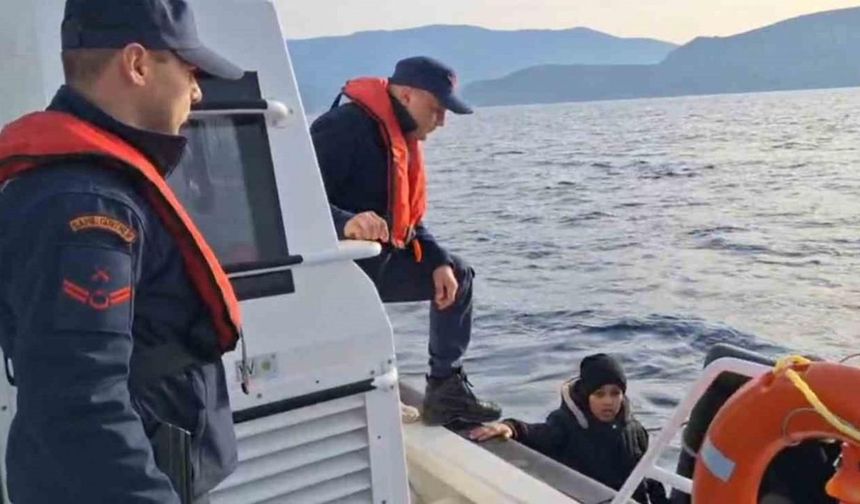 İzmir açıklarında 22 düzensiz göçmen yakalandı, 52’si kurtarıldı