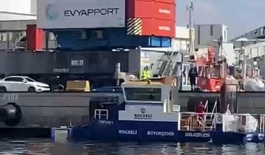 Liman vinçlerine çarpan gemiden denize düşen konteynerler toplanıyor