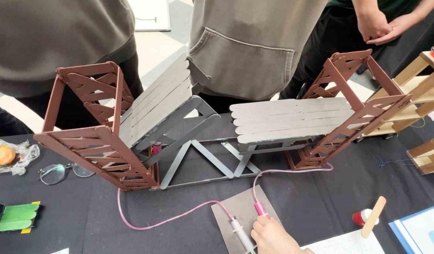 Liseliler yük gemileri için hidrolik sistemli köprü tasarladı