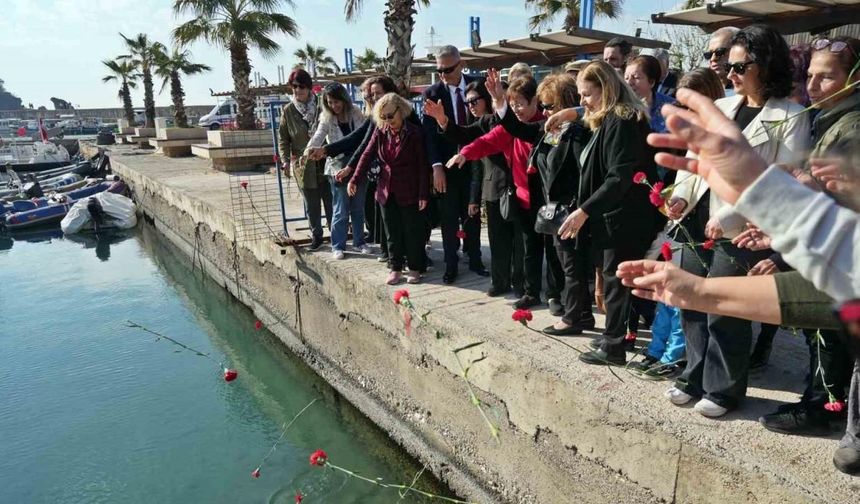 Selanik mübadillerinin Antalya’ya gelişinin 100’üncü yılında denize kırmızı karanfiller bırakıldı