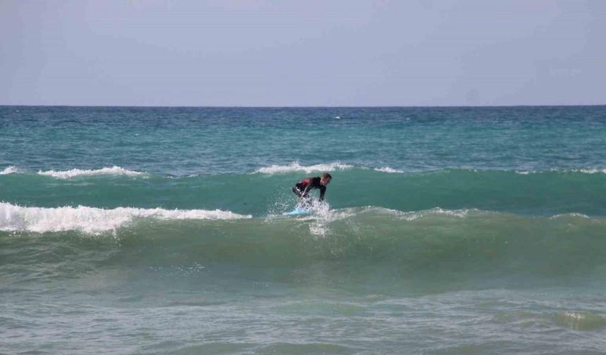 Sörf tutkunları dalgalı denizi fırsat bilip sörf yaptı