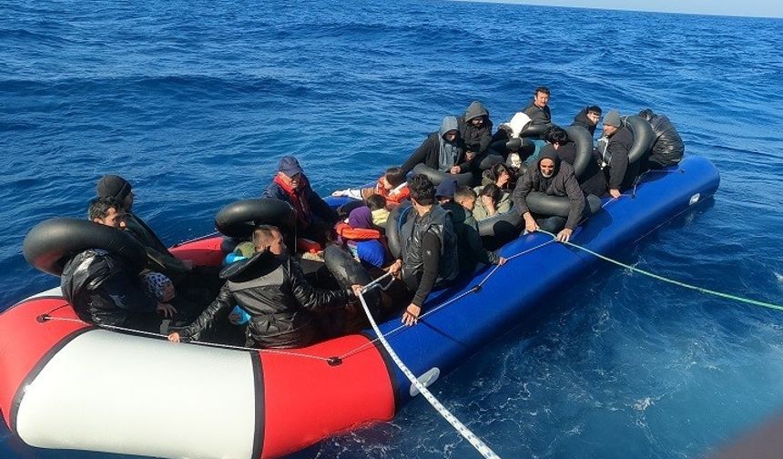 İzmir sularında 5 ’i çocuk 59 göçmen yakalandı