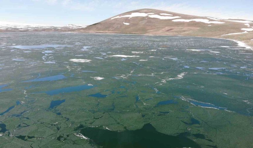 Kars’ın zirvesindeki gölün buzları çözülüyor